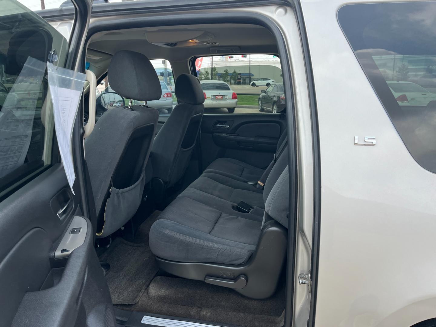 2009 SILVER /TAN Chevrolet Suburban LS 1500 2WD (1GNFC16069J) with an 5.3L V8 OHV 16V FFV engine, 4-Speed Automatic transmission, located at 14700 Tomball Parkway 249, Houston, TX, 77086, (281) 444-2200, 29.928619, -95.504074 - Photo#9